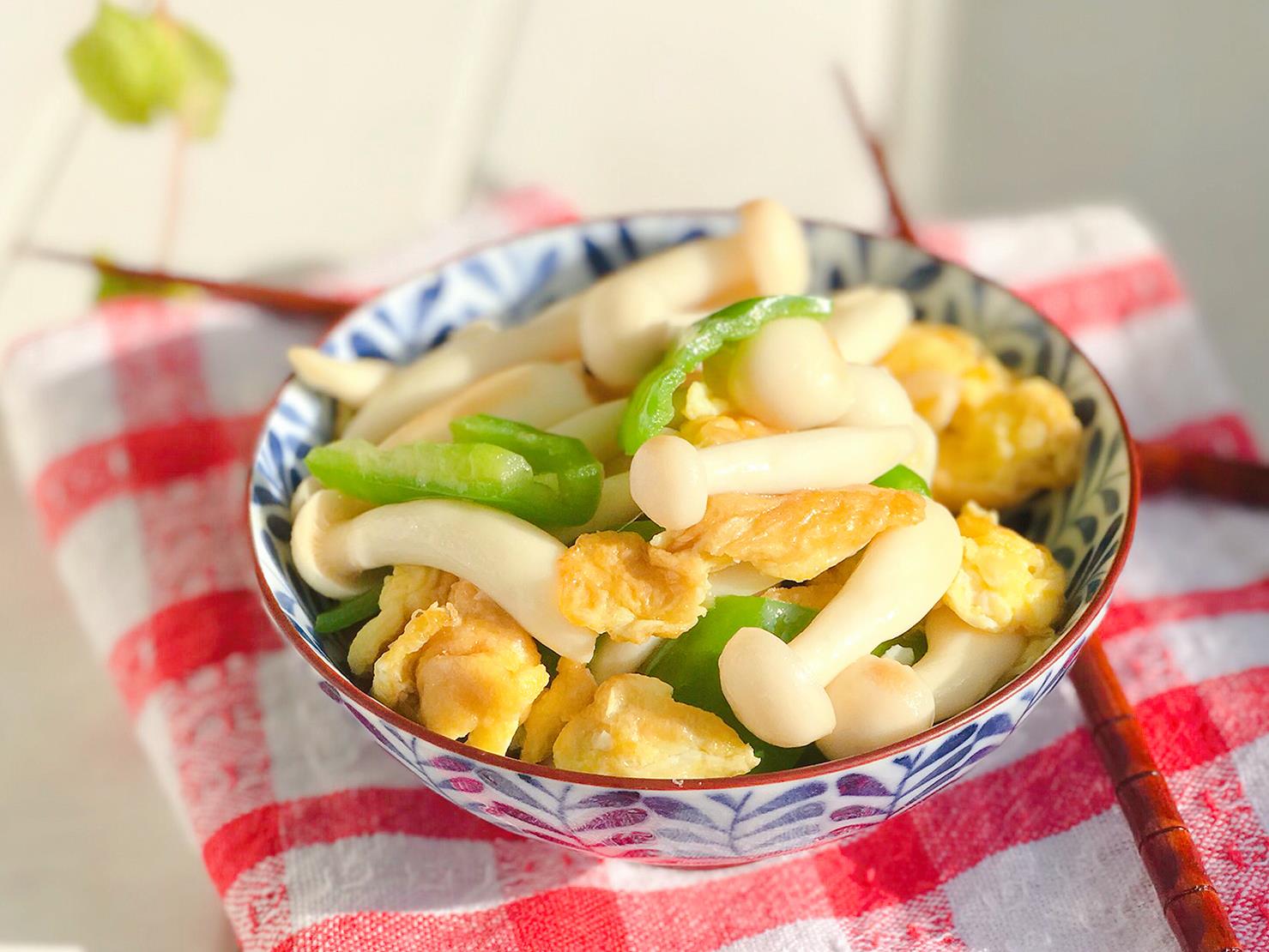 一把白玉菇配仨鸡蛋,营养美味,颜值在线,简单一炒就能上桌开饭