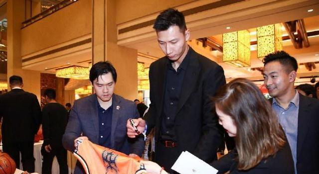 易建联荣膺CBA全明星票王,姚明亲自颁奖,大哥面前阿联略显腼腆