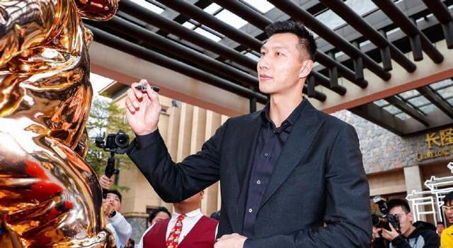 易建联荣膺CBA全明星票王,姚明亲自颁奖,大哥面前阿联略显腼腆
