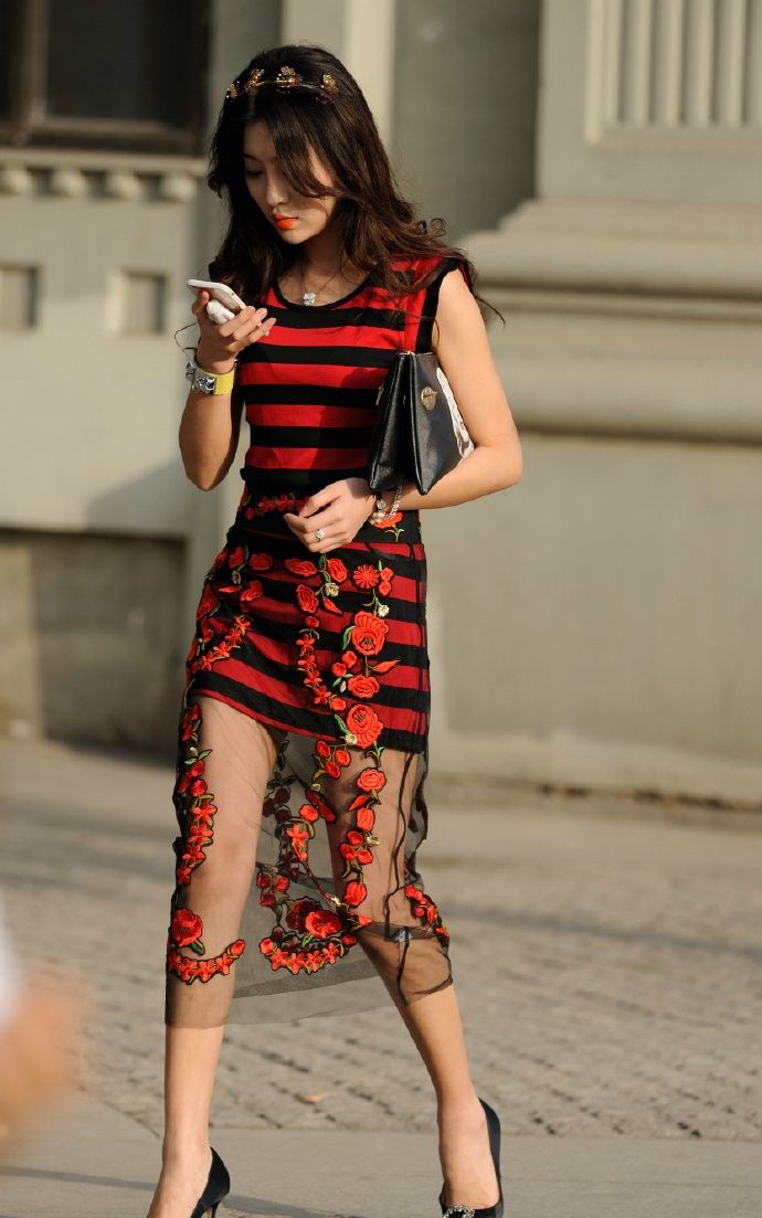 艳丽的装扮阻挡不住小姐姐美丽的容貌