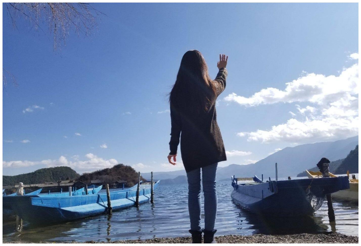 "混入"少女堆背影迷人,旅行路上不忘信仰