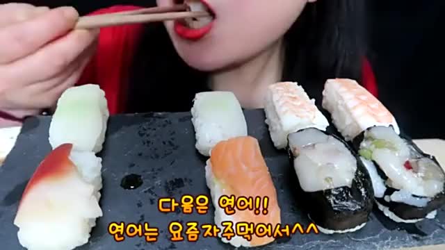 国外女吃货 吃生鱼片寿司 虾寿司 北极贝寿司 吃得真馋人