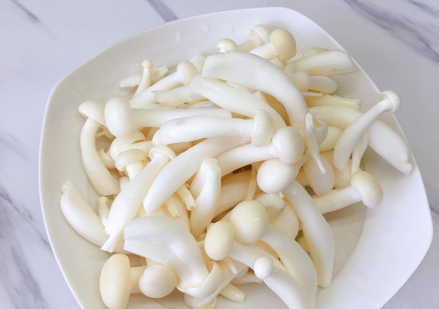 一把白玉菇配仨鸡蛋,营养美味,颜值在线,简单一炒就能上桌开饭