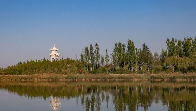 鹤泉湖波光粼粼,周围芦苇环绕,景色秀丽环境幽雅_高清图集_新浪网