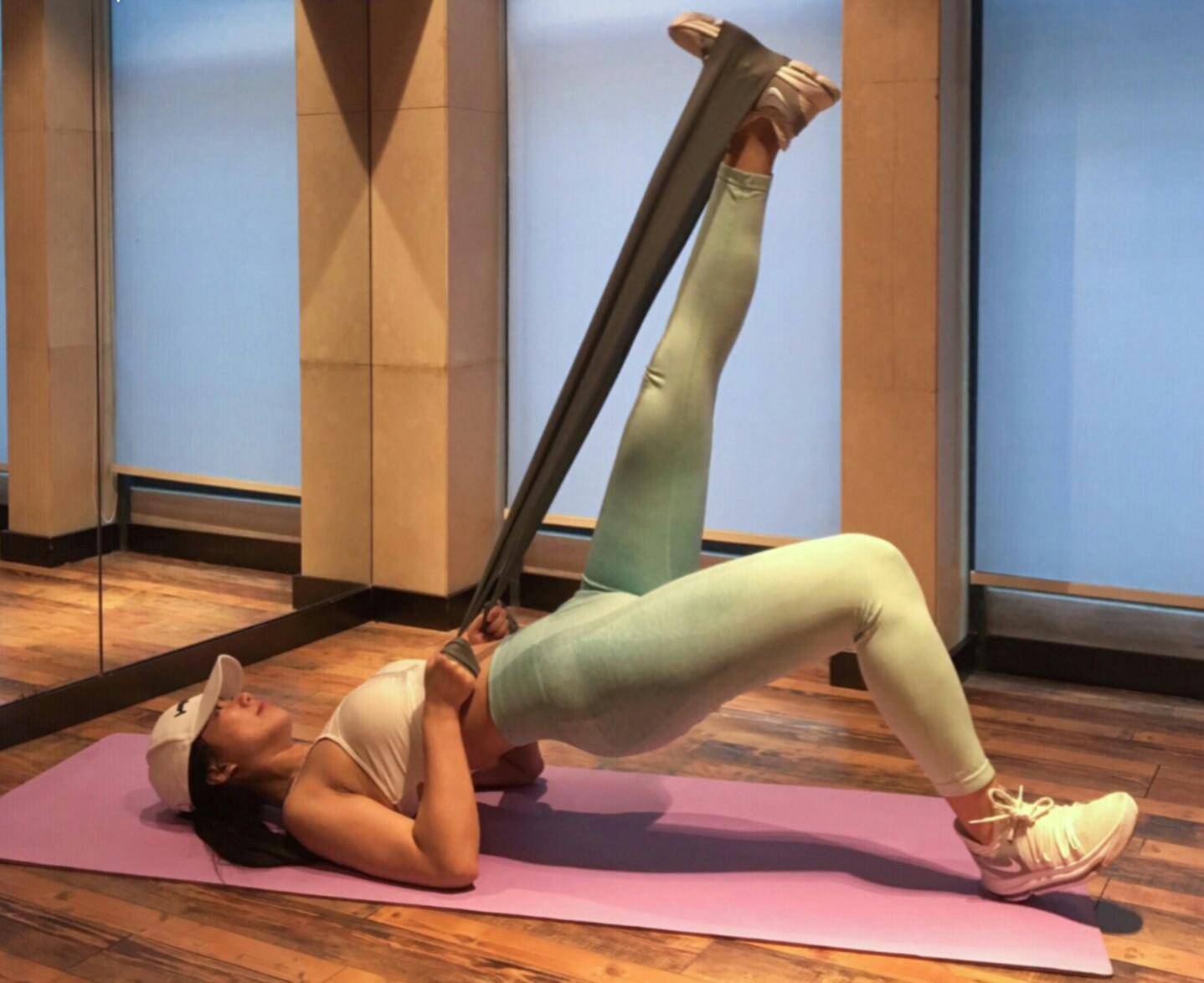 47岁冻龄女神健身有秘诀坚持半年练出美臀