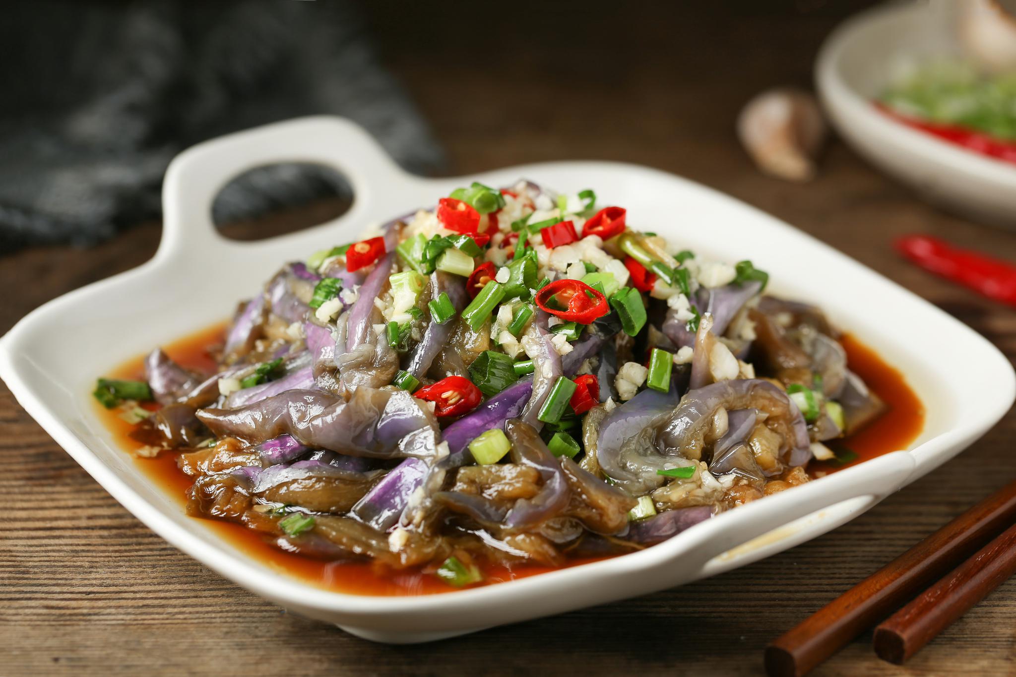 喜欢茄子的这种吃法,不炸不炒,清爽不腻,颜色很漂亮|茄子|蒜蓉|汤匙