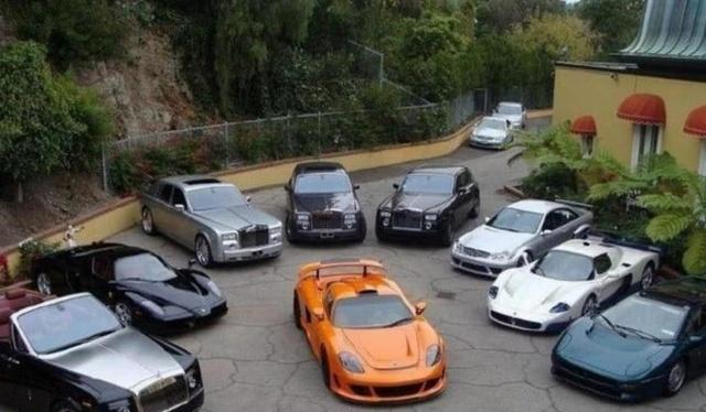 蔡加赞的雷文顿属于硬顶版,而香港另外两台雷文顿都是软顶敞篷版,且都