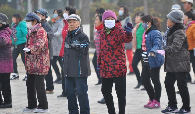 专家呼吁戴口罩,家有老人死活不愿意戴口罩,硬核老人你家有吗?