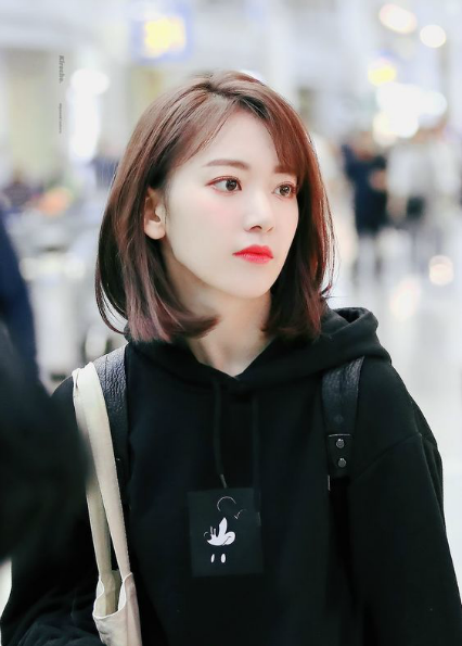 小樱花宫脇咲良机场生图,发光美貌上演侧脸杀