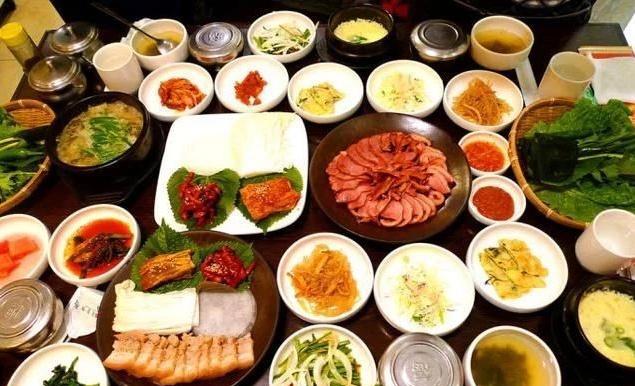 川妹子远嫁韩国发圈晒年夜饭亲妈用一桌硬菜拉仇恨想家吗