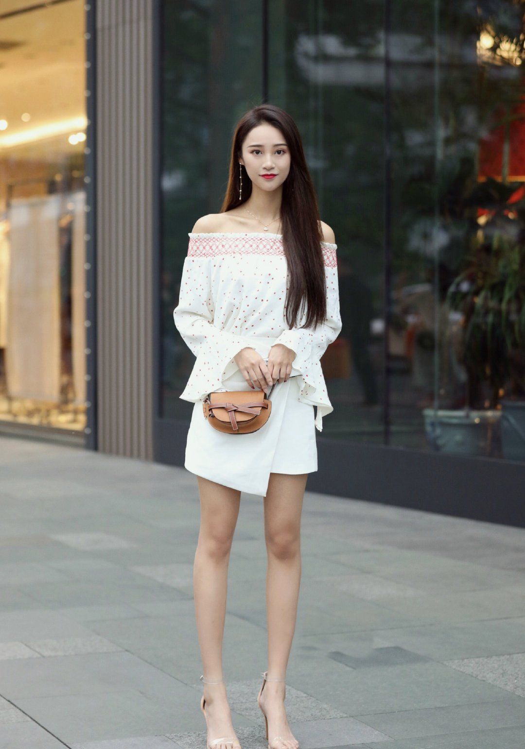 《街拍日记》:漂亮女生,细腰大长腿,你最爱哪一个?