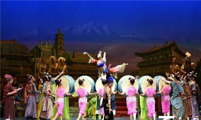 中国经典舞剧《丝路花雨》在克拉玛依精彩上演|丝路花雨|舞剧|经典_新浪新闻