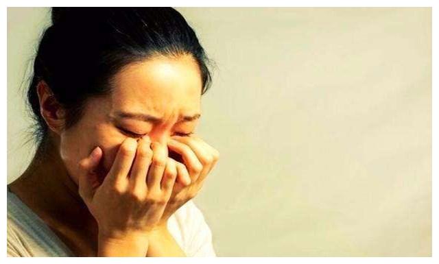 哥哥一亲近妹妹,妹妹就放声大哭,掀开衣服后妈妈失声痛哭