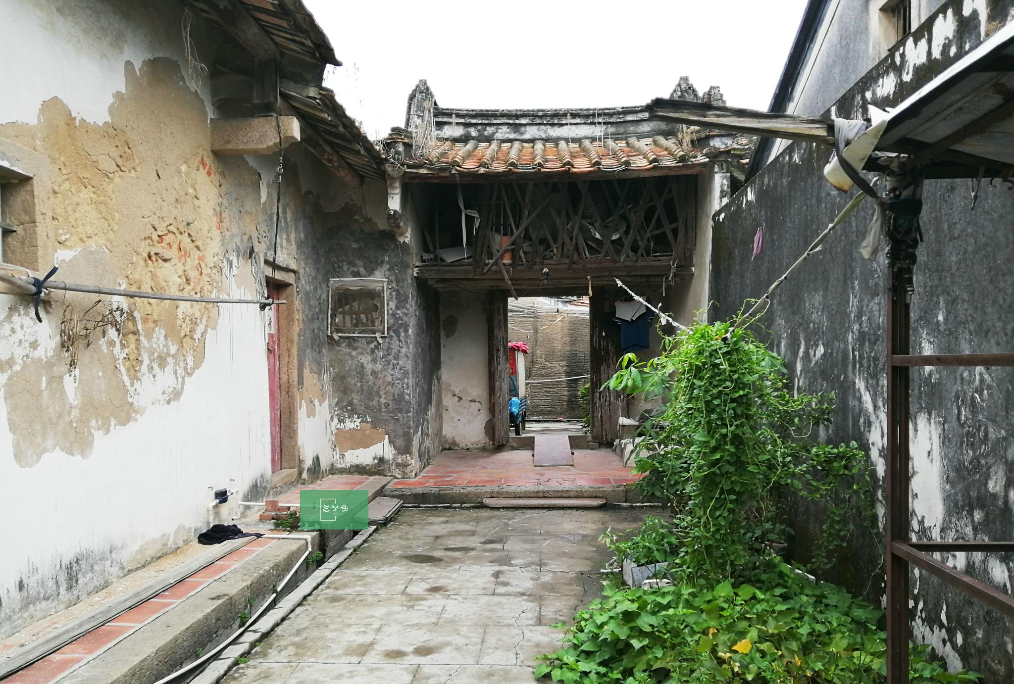 眼前的老房子,是潮汕传统民居中的"下山虎",在潮汕地区非常常见,是"