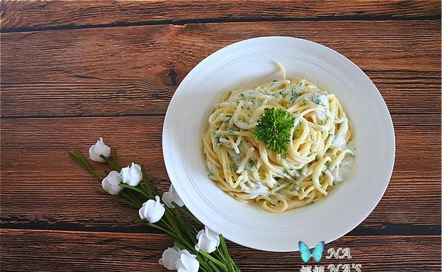 奶酪汁欧芹细面,免去炒汁的繁琐,简单快手的小西餐