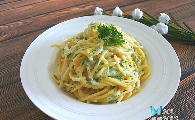 奶酪汁欧芹细面,免去炒汁的繁琐,简单快手的小西餐