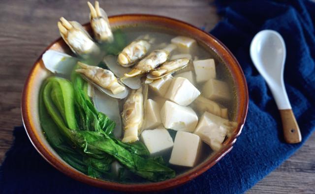 这碗汤不能错过,蛏子炖一下,清热解毒,汤汁浓郁,味道鲜美