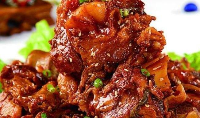 想做出好吃的东北酱骨头吗?跟着大厨做,好吃又美味,让你吃不够