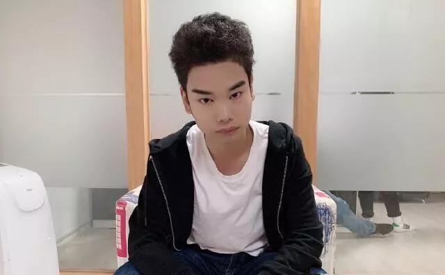 发际线男孩小吴,因为发际线和美貌而走红,看小鱼儿的眉毛和小吴的相似