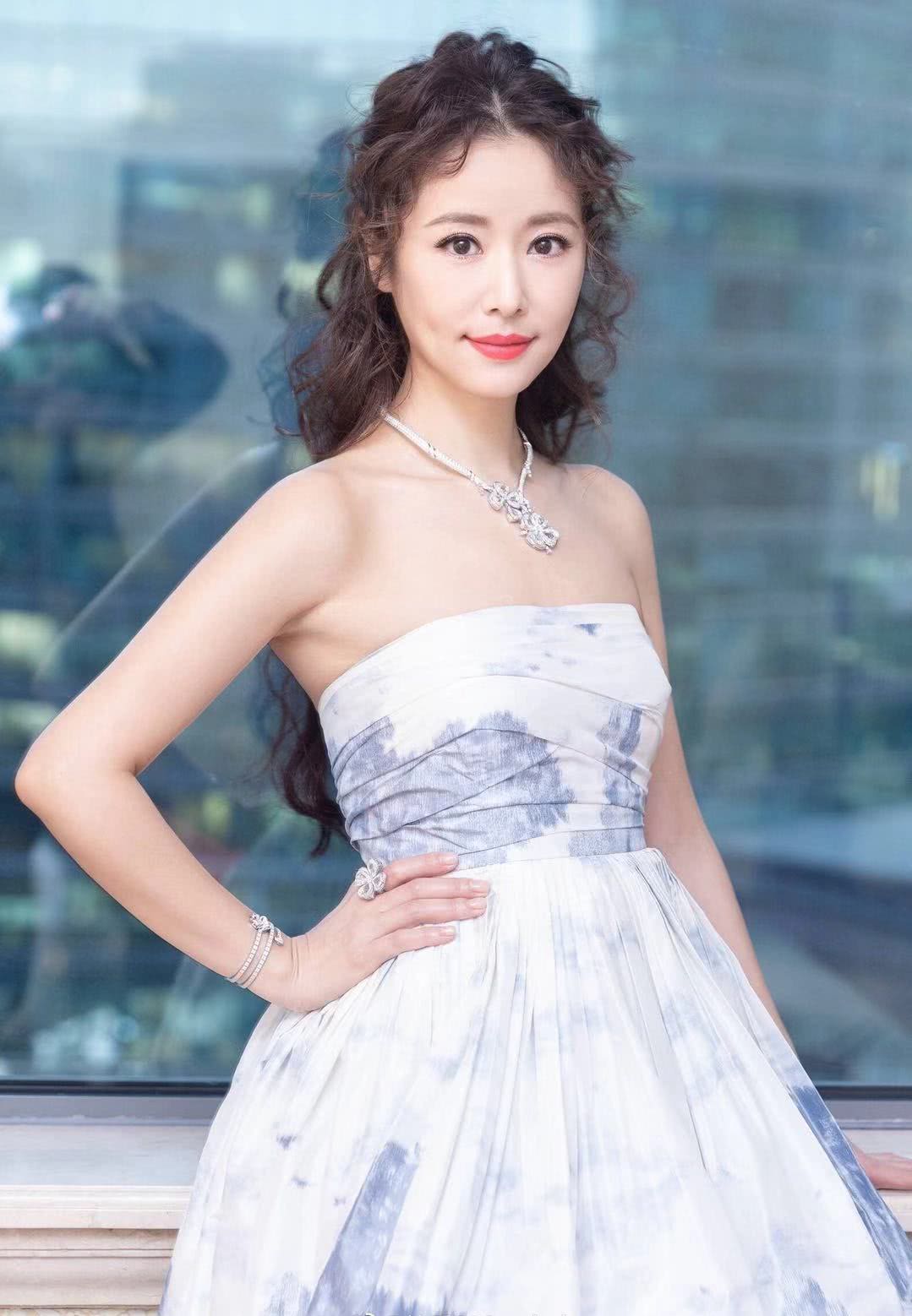 林心如新发型真好看复古小卷发搭配一条吊带裙美得高级