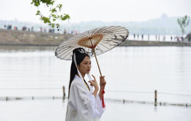 高颜值"白娘子"扎堆西湖景区,你觉得哪一个最好看