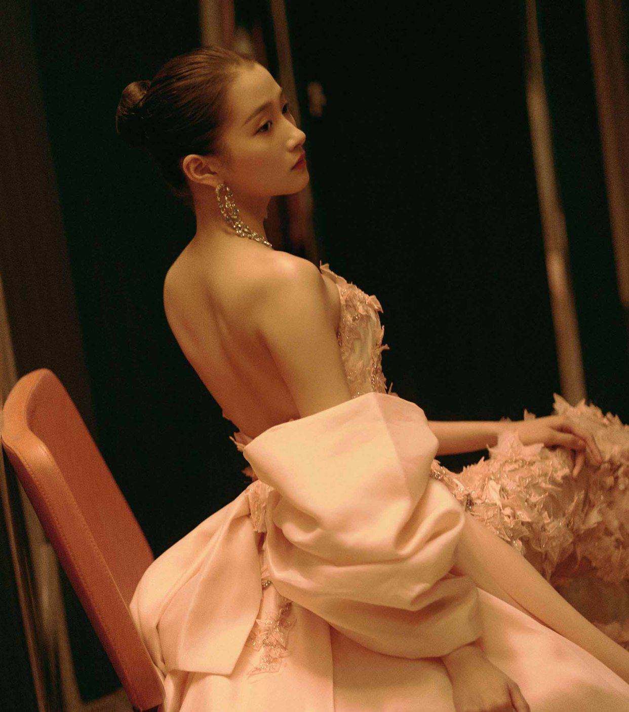 关晓彤腿超长,"低肩露背"礼服大展撩人身姿