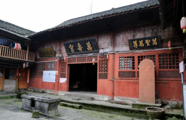 南宁最神奇的寺庙,大殿背林古树,但它的瓦面却从无积叶|寺庙|五圣宫