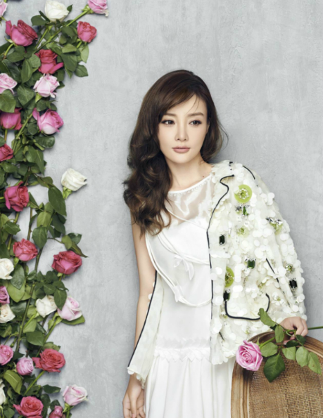 李小璐:优雅中更增添几分活力与明媚,美得动人心弦