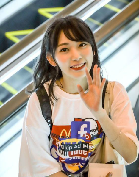 小樱花宫脇咲良机场生图,发光美貌上演侧脸杀