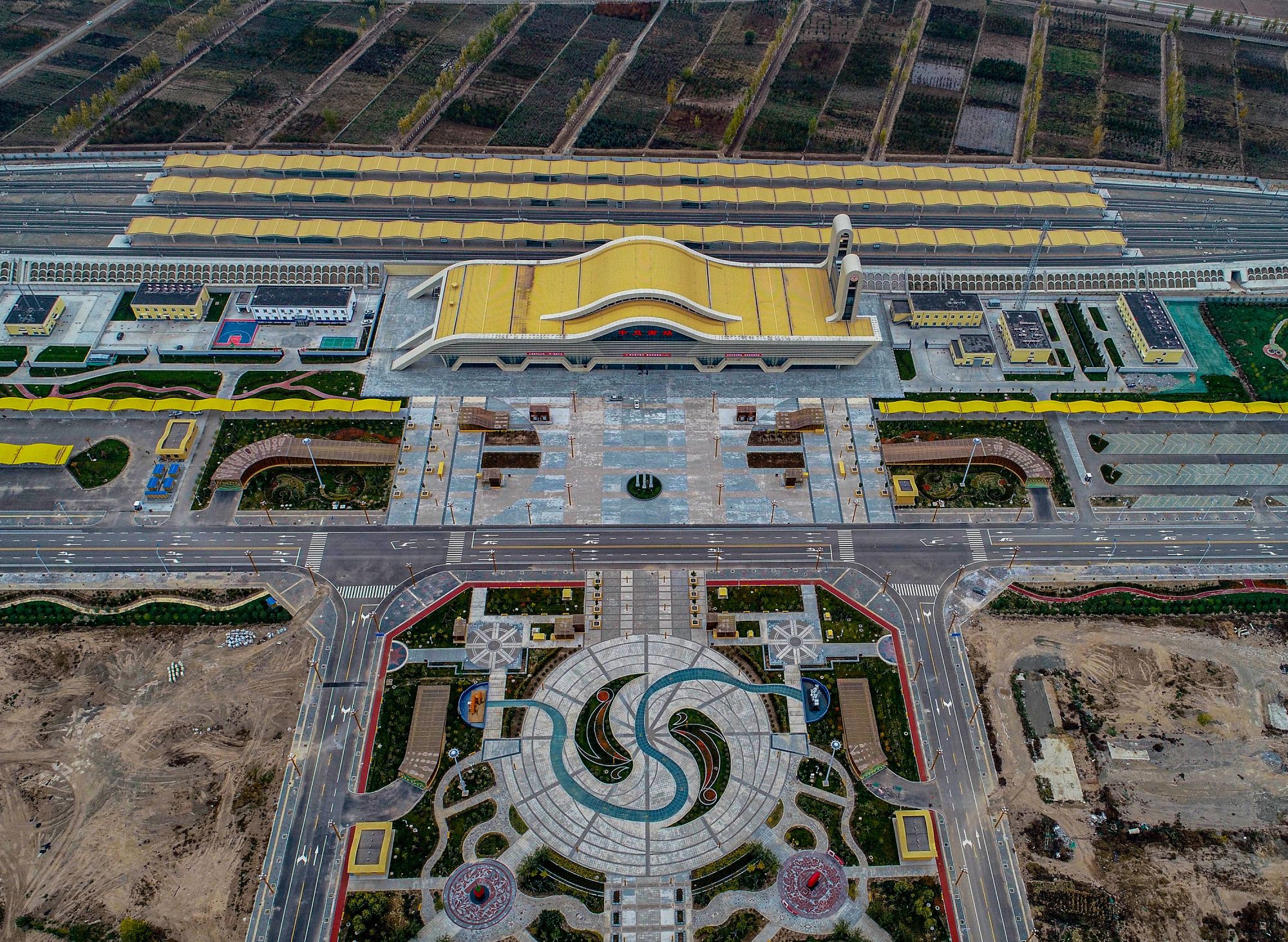 航拍宁夏中卫高铁南站,车站造型新颖,广场漂亮_高清图集_新浪网