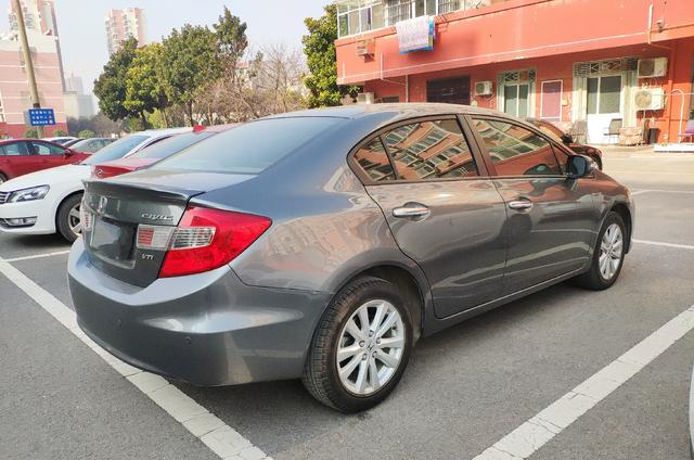 小区里偶遇九代思域,虽历尽5年沧桑,但依旧不减当年风采!