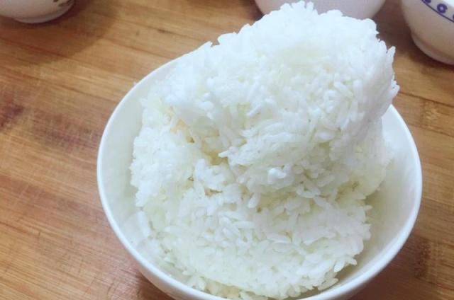 自从学会了剩米饭的这种做法儿子每次吃2碗都不够补钙又开胃