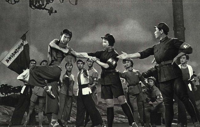 上世纪六十年代革命现代芭蕾舞剧红色娘子军经典剧情照上