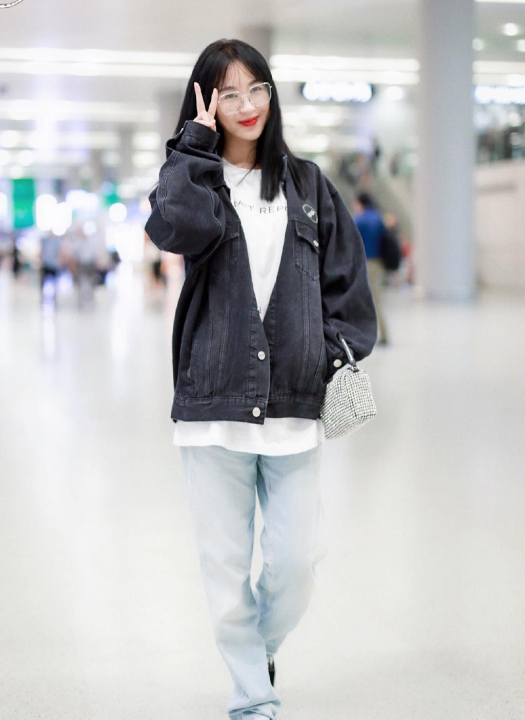 李菲儿穿一身名牌现机场,大秀初秋bf风,好气质不输baby