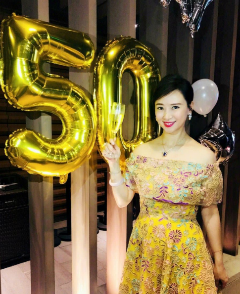 翁虹早期身穿开叉抹胸礼服,美的不可方物,这哪里像是当妈的