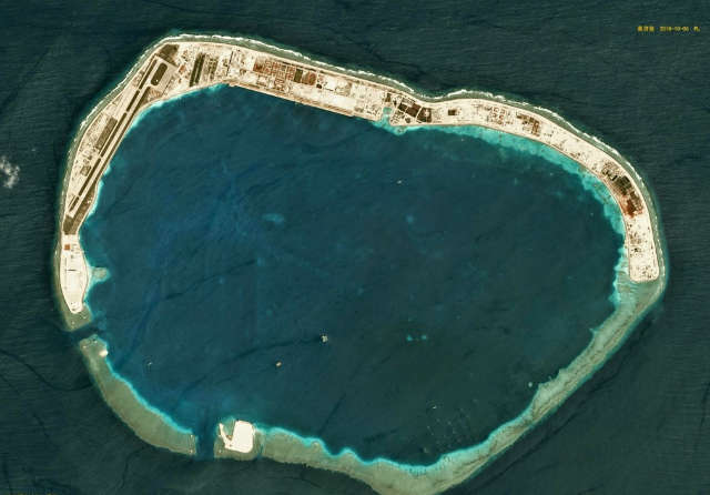 耀我国威南沙美济岛全景高清卫星照港池出现多处疏浚