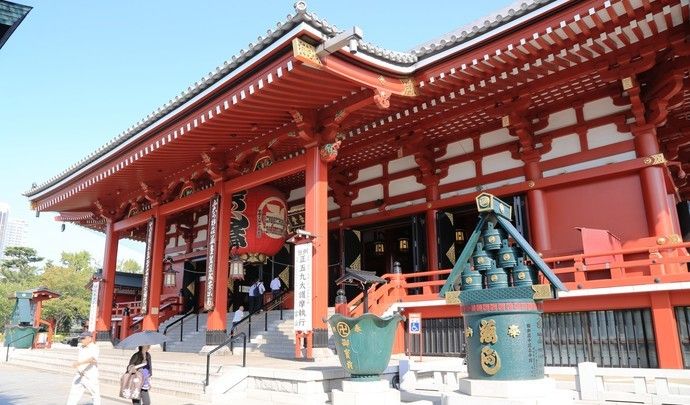 东京必去的景点,浅草寺的雷门,许多人前来寺庙祈福保平安