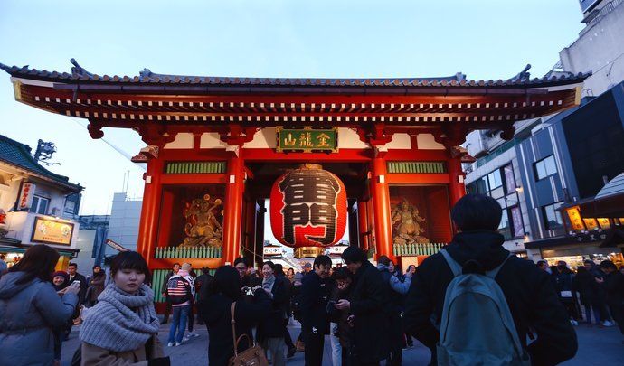 东京必去的景点，浅草寺的雷门，许多人前来寺庙祈福保平安