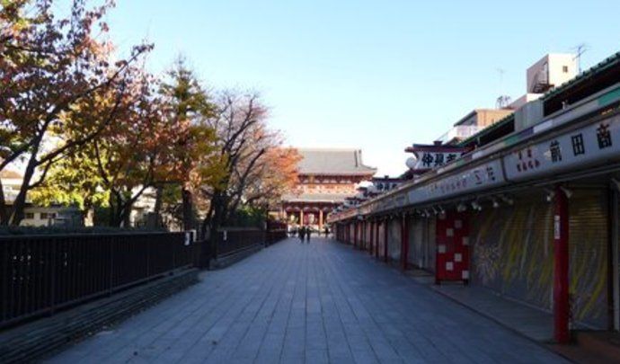 东京必去的景点，浅草寺的雷门，许多人前来寺庙祈福保平安