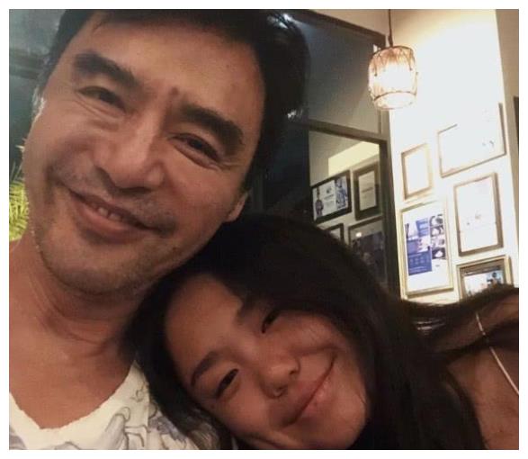 钟镇涛妻子罕见秀恩爱55岁保养得当似少女与老公同框像两代人