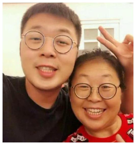 明星与父母合照,肖战妈妈好可爱,林俊杰的爸爸太酷了