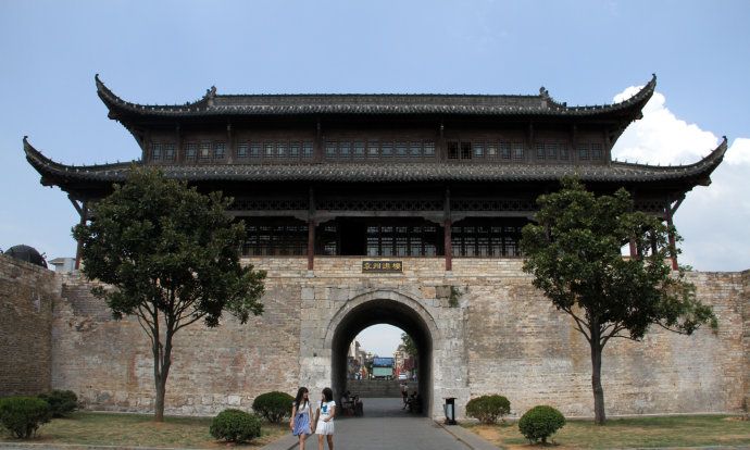 袁州谯楼位于江西省宜春市袁州区鼓楼路的中段,即现宜春鼓楼.