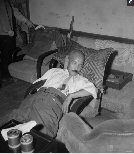 日本甲级战犯东条英机死刑全过程,临死前吓得两腿直抖