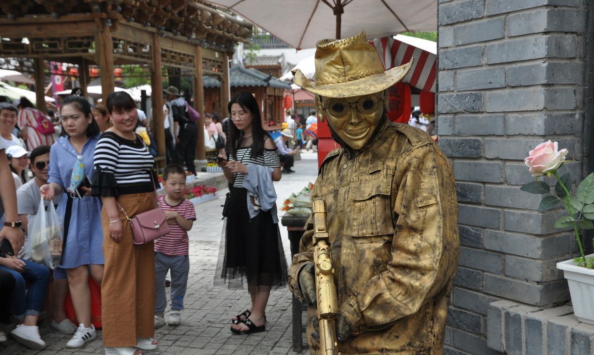 抓拍西安街头的铜人小哥哥