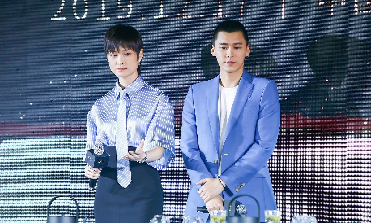 女人味十足李宇春穿蓝色条纹衬衫好清纯搭黑色裙子美腿吸睛