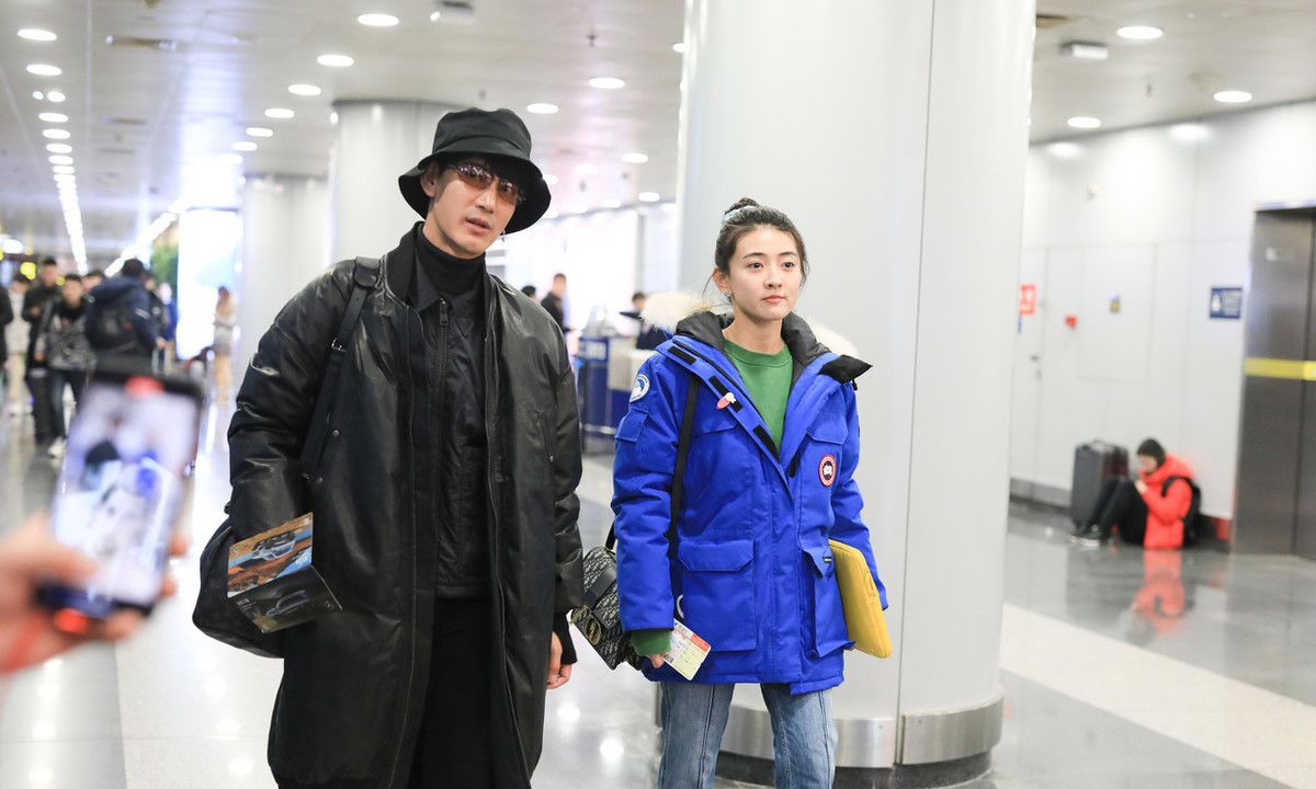 蒲巴甲与未婚妻梁洁机场同行,两人越看越配,好有爱!