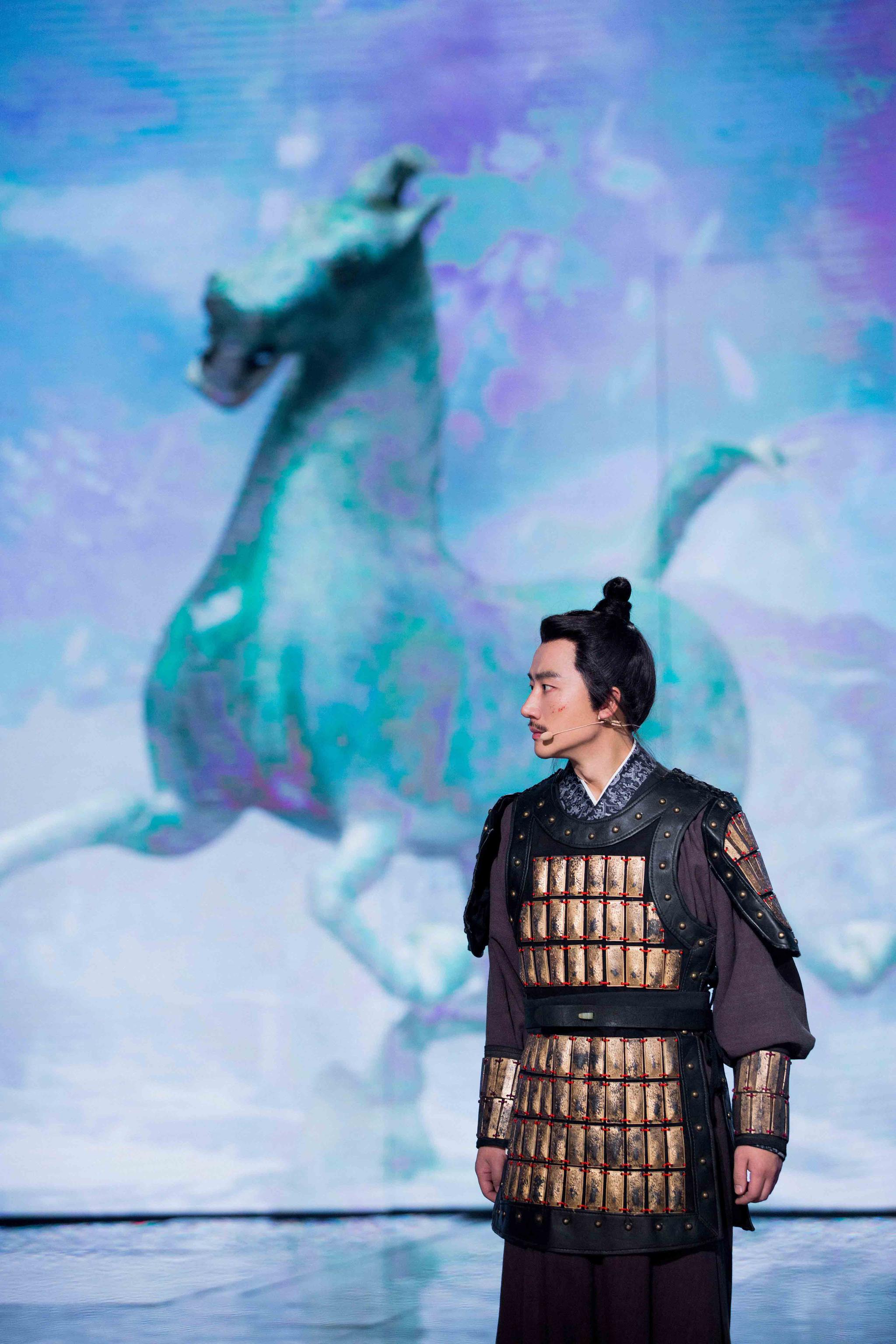 在铜奔马的前世传奇里,黄轩化身张掖县长演绎河西走廊之上铁骨柔情,他