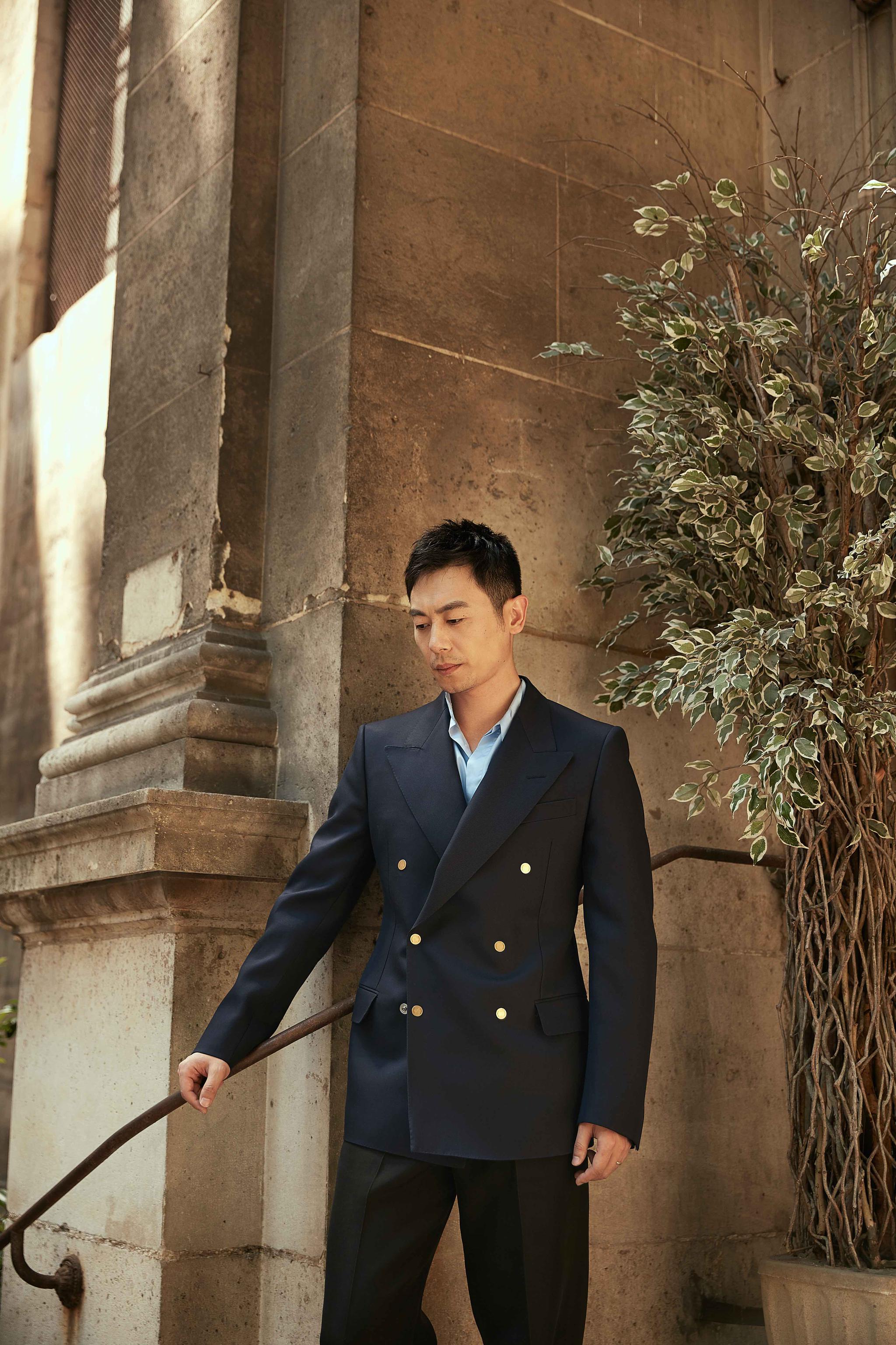 朱亚文巴黎男装周最新街拍曝光 儒雅气质尽显英伦风范