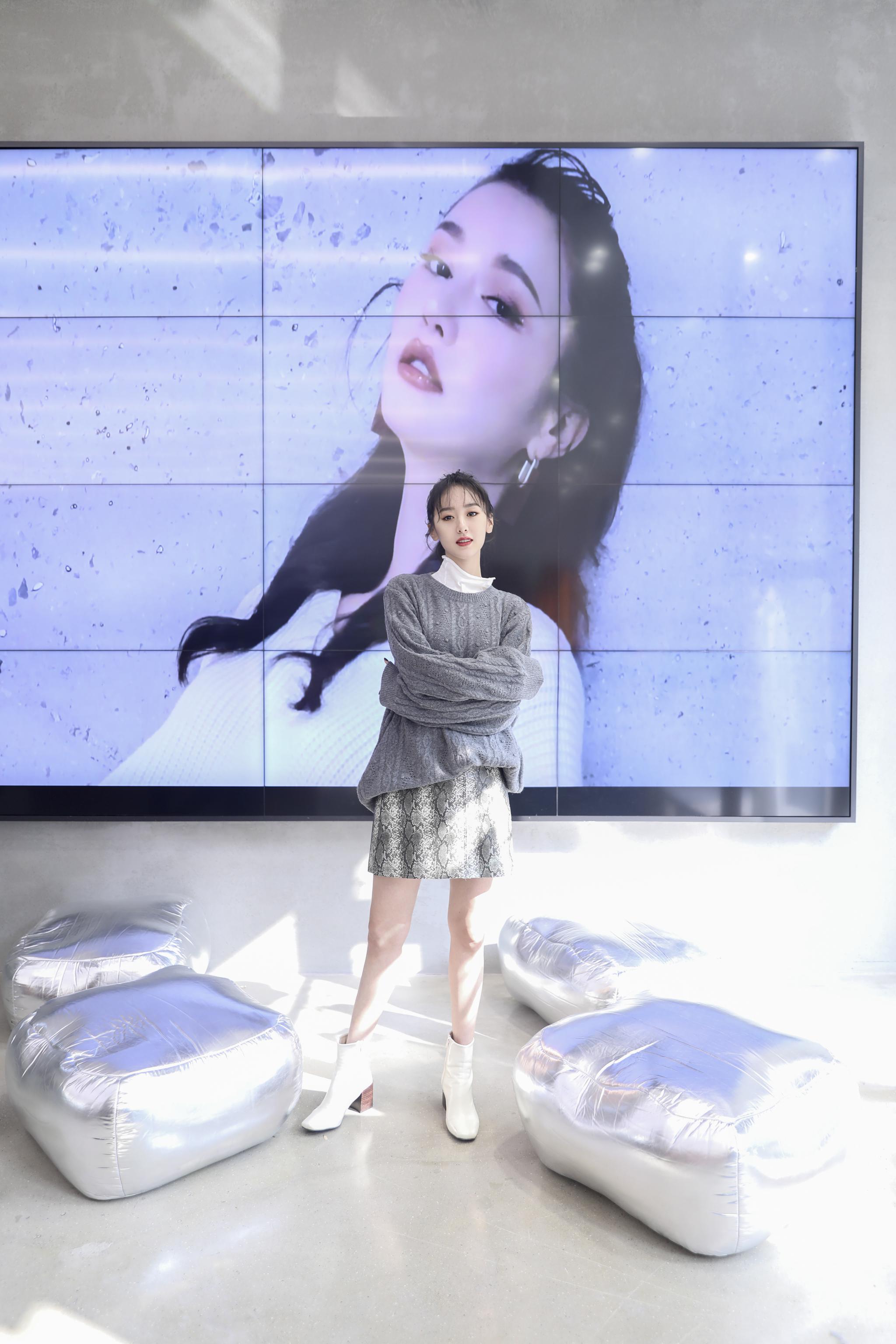 袁冰妍保暖毛衣搭配超短裙上演季节差 "漫画腿"强势吸睛__财经头条