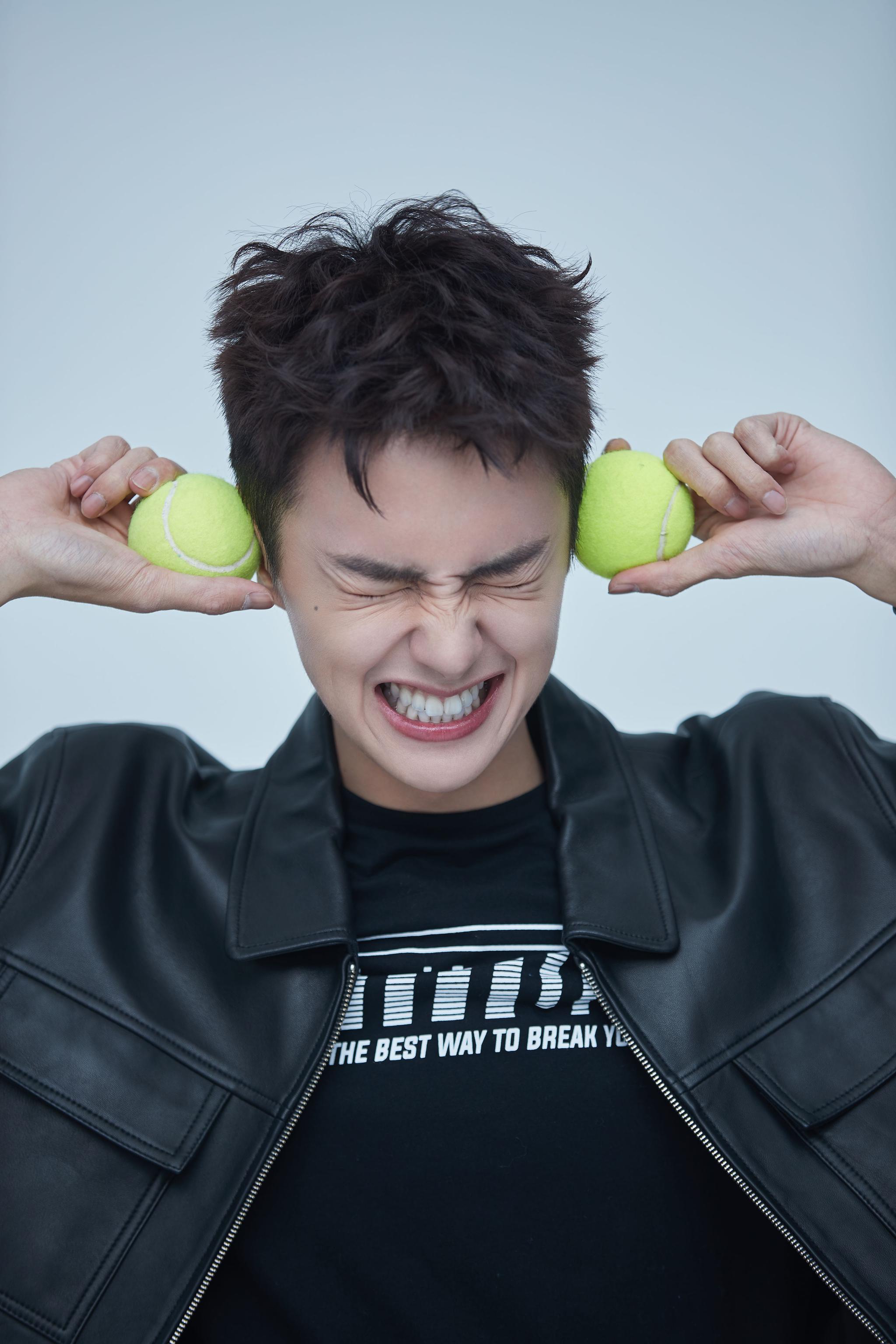 1月15日,二十五岁的青年演员官鸿公开了一组"大头贴"式写真,他身着黑t